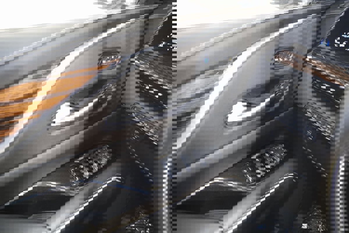 Used 2022 Cadillac Escalade ESV Premium Luxury image 39