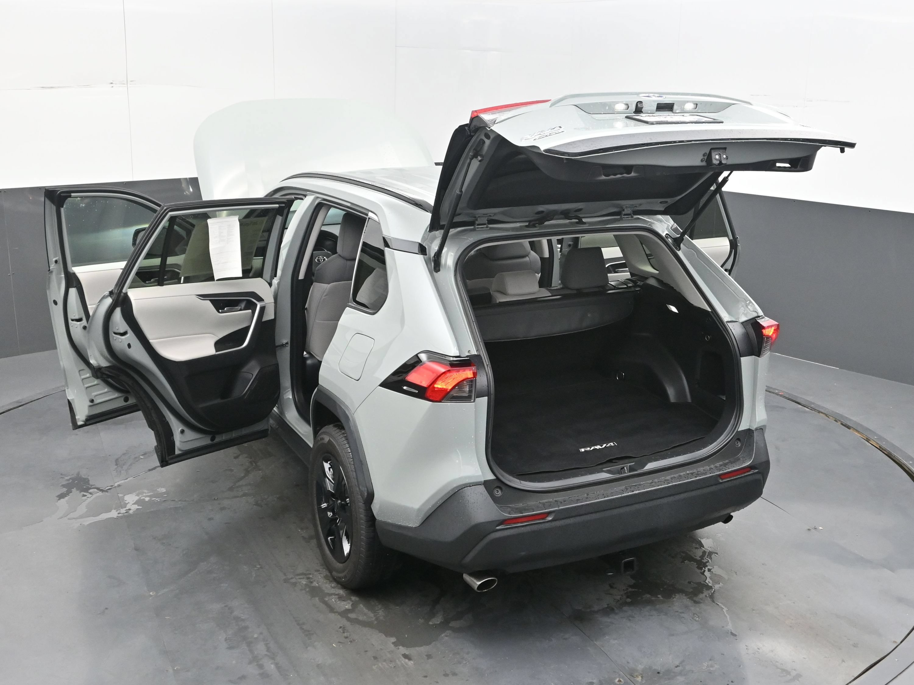 Used 2022 Toyota RAV4 XLE AWD/4WD image 44