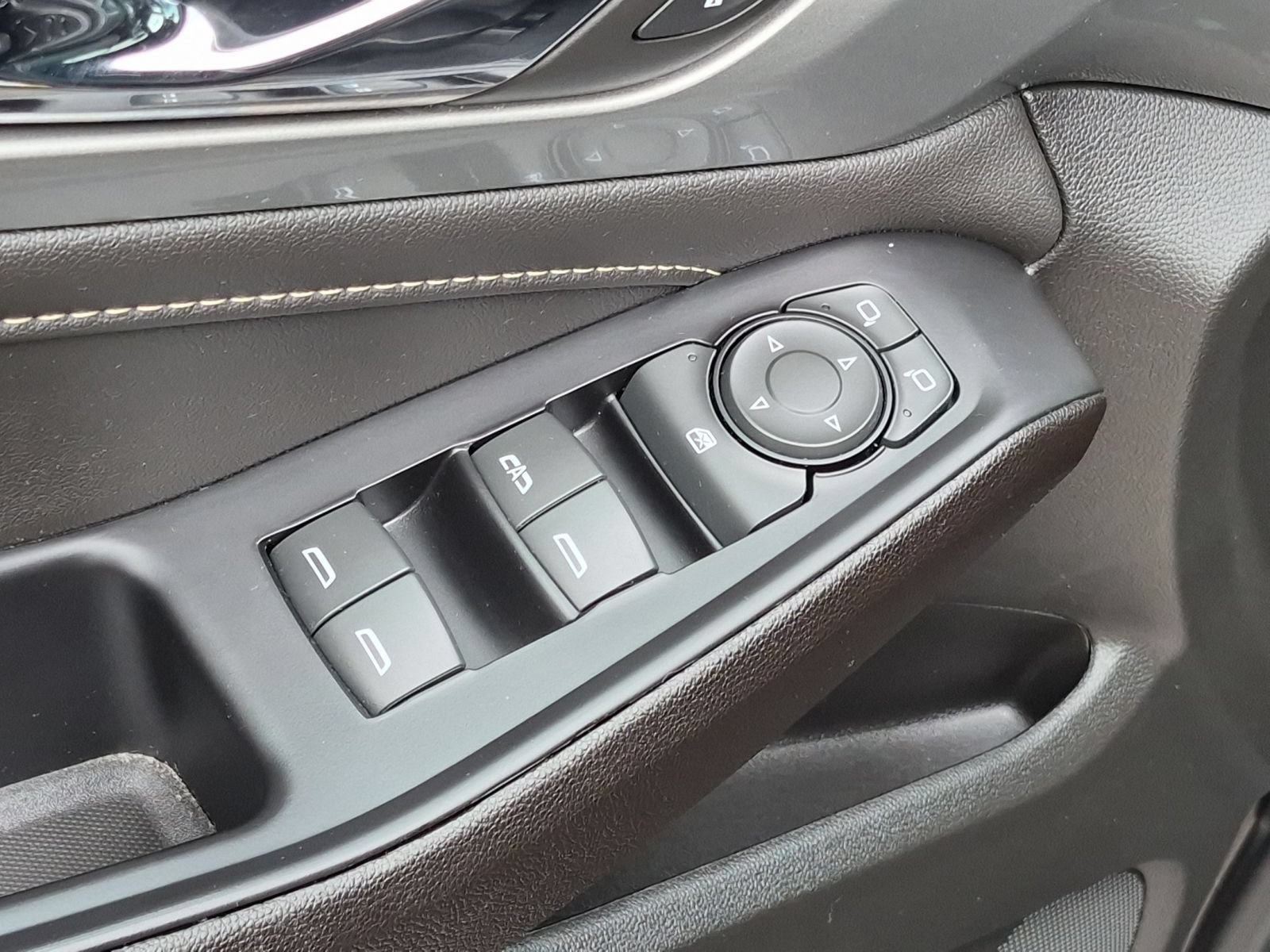 Used 2023 Chevrolet Traverse LT FWD image 11
