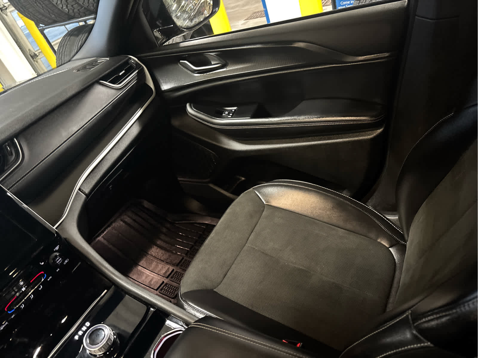 Used 2023 Jeep Grand Cherokee L Laredo image 13