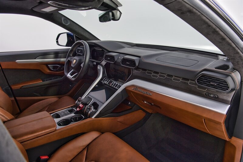 Used 2022 Lamborghini Urus AWD/4WD image 32