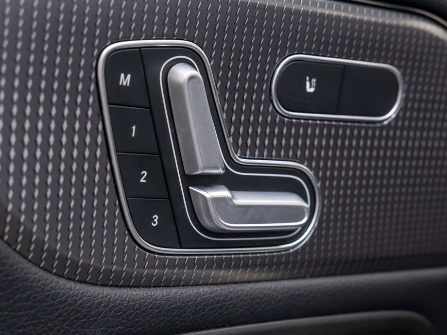 Used 2021 Mercedes-Benz GLB 250 4MATIC w/ Premium Package image 15