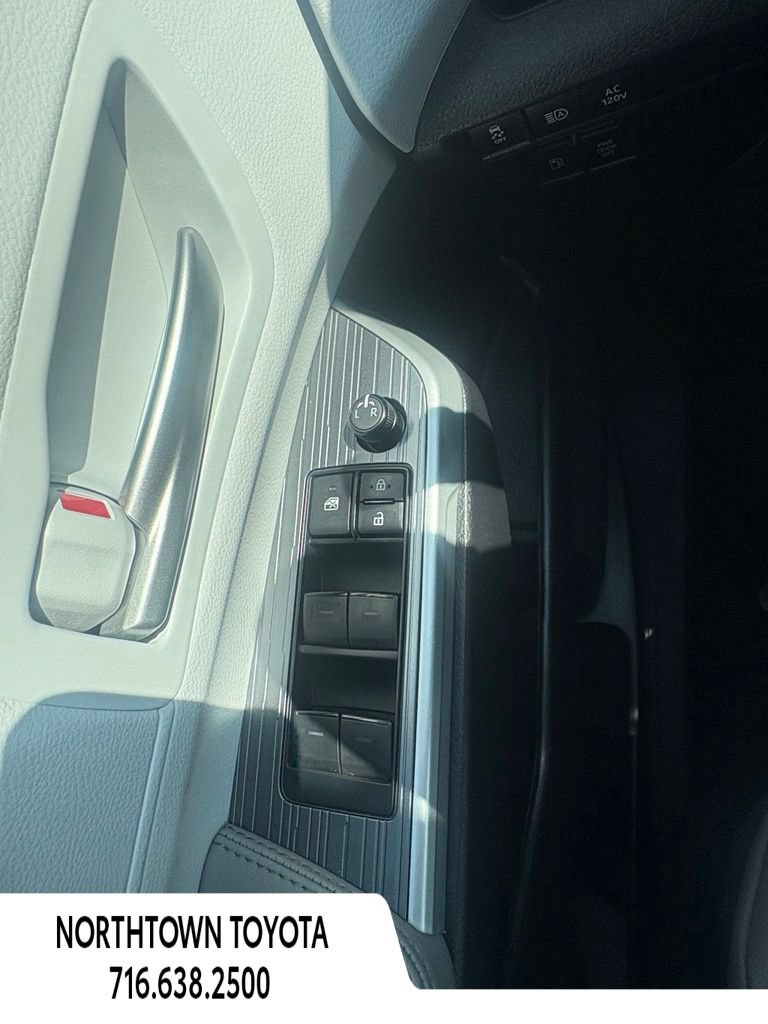 Used 2025 Toyota Sienna XLE w/ XLE Plus Package FWD image 28