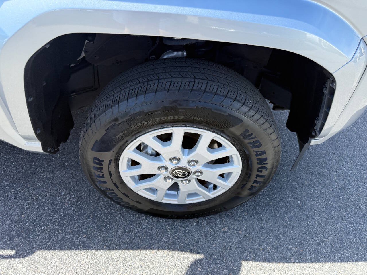 Used 2025 Toyota Tacoma SR5 AWD/4WD image 14