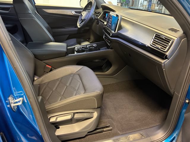 Certified 2024 Volkswagen Atlas Cross Sport SE FWD image 11