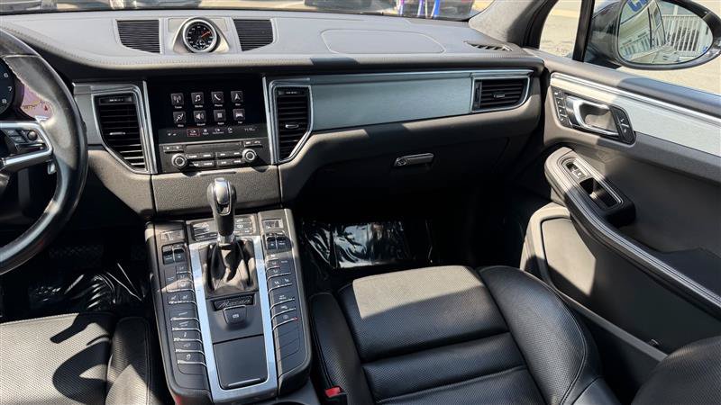 Used 2018 Porsche Macan Turbo AWD/4WD image 19