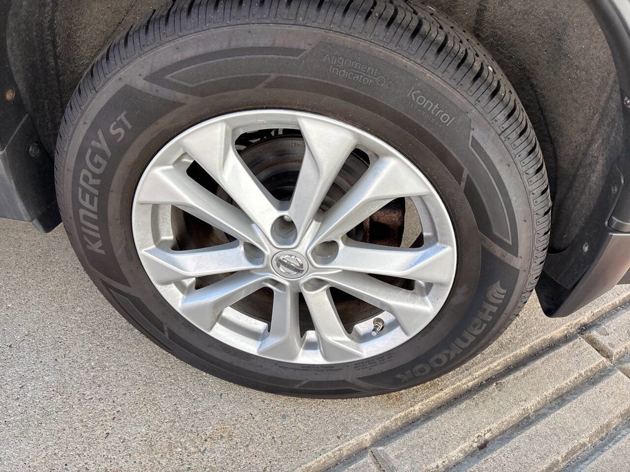 Used 2018 Nissan Rogue SV image 18