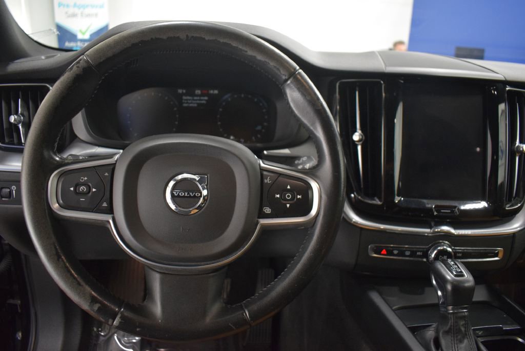 Used 2020 Volvo XC60 T5 Momentum w/ Protection Package Premier image 9