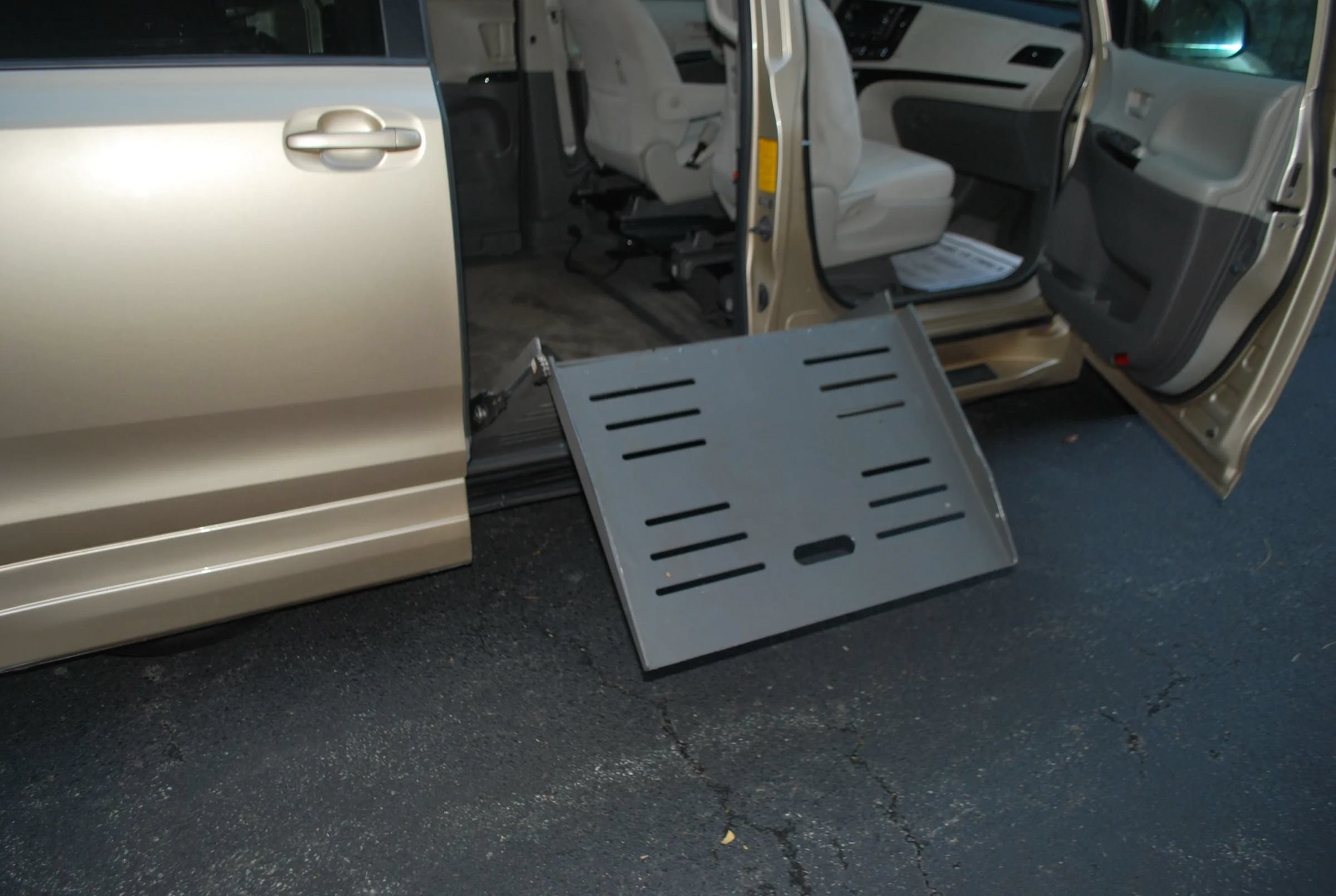 Used 2012 Toyota Sienna LE FWD image 19