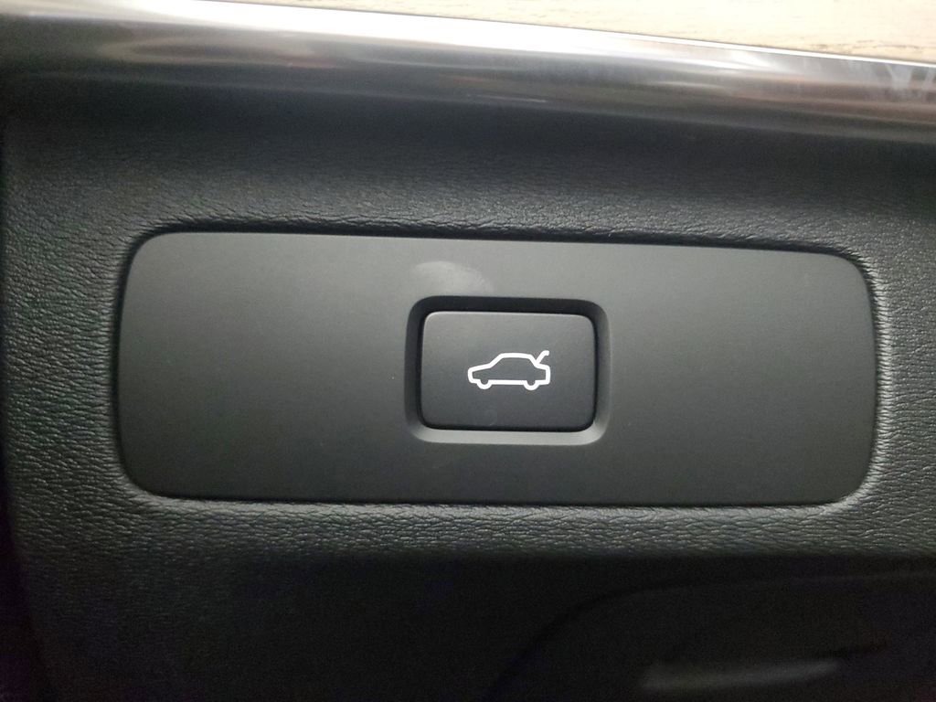 Certified 2026 Volvo XC90 B6 Plus w/ Protection Package Premier image 38