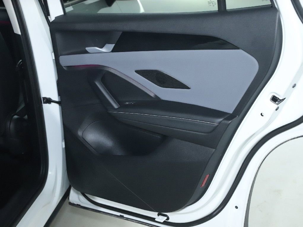 Used 2025 Volkswagen Tiguan SE image 29