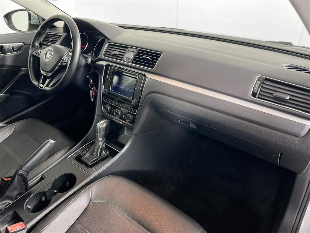Used 2017 Volkswagen Passat 1.8T R-Line image 26