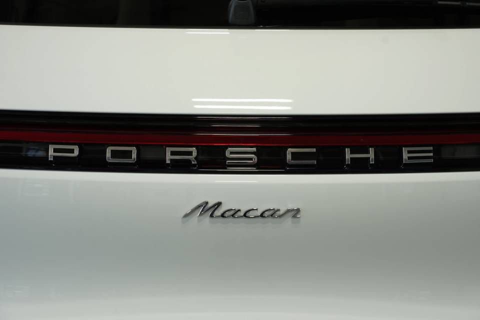Certified 2025 Porsche Macan AWD/4WD image 37