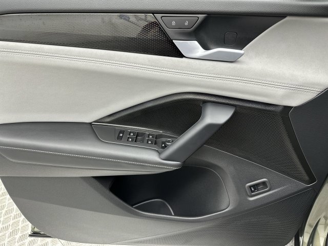 Certified 2026 Volkswagen Tiguan SE R-Line AWD/4WD image 13