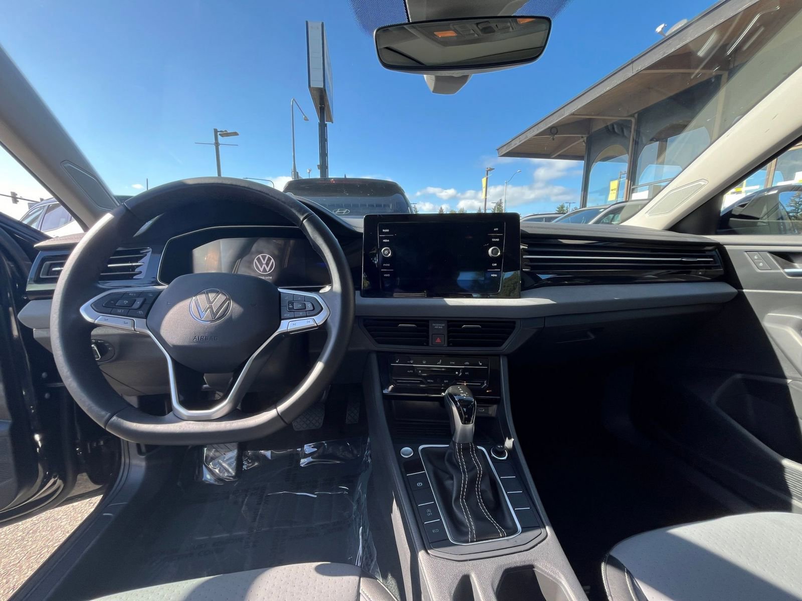 Used 2025 Volkswagen Jetta SE image 33