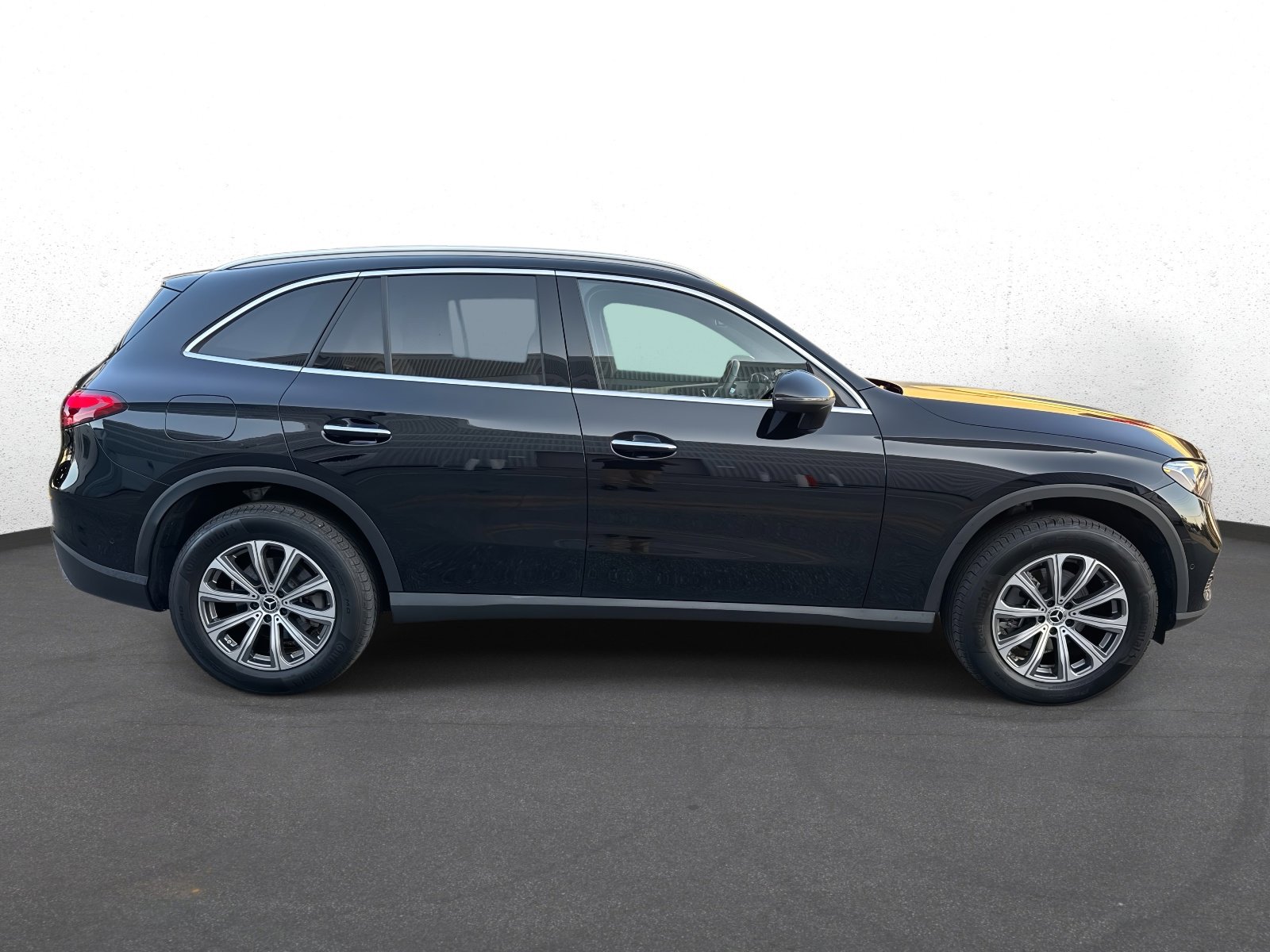 Used 2024 Mercedes-Benz GLC 300 4MATIC image 2