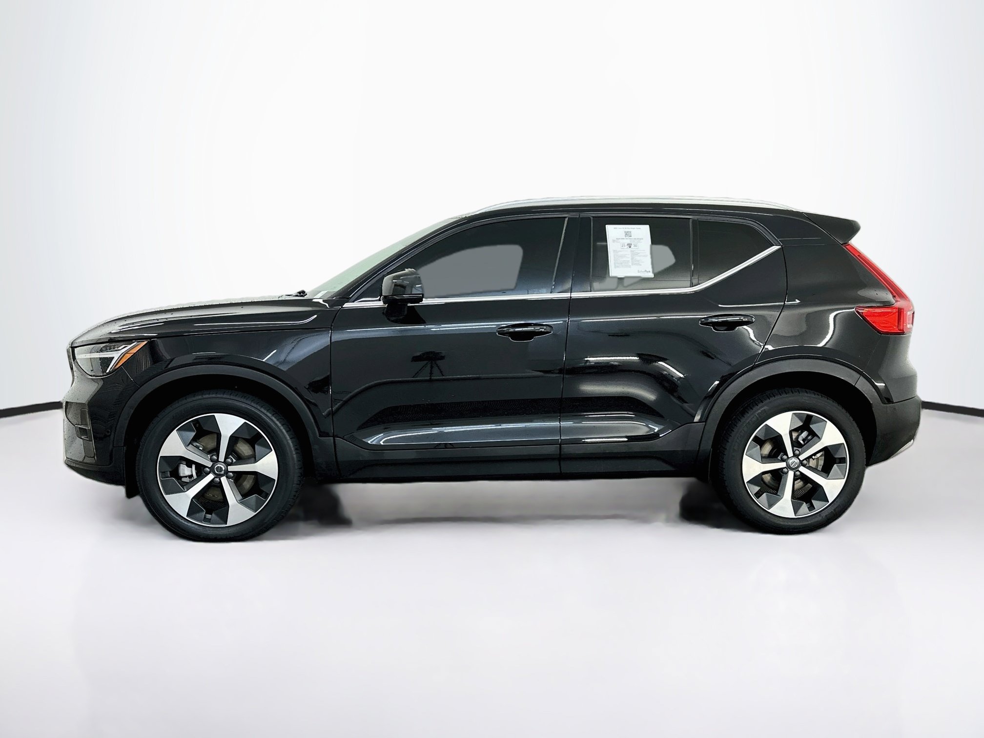 Used 2025 Volvo XC40 B5 Plus AWD/4WD image 4