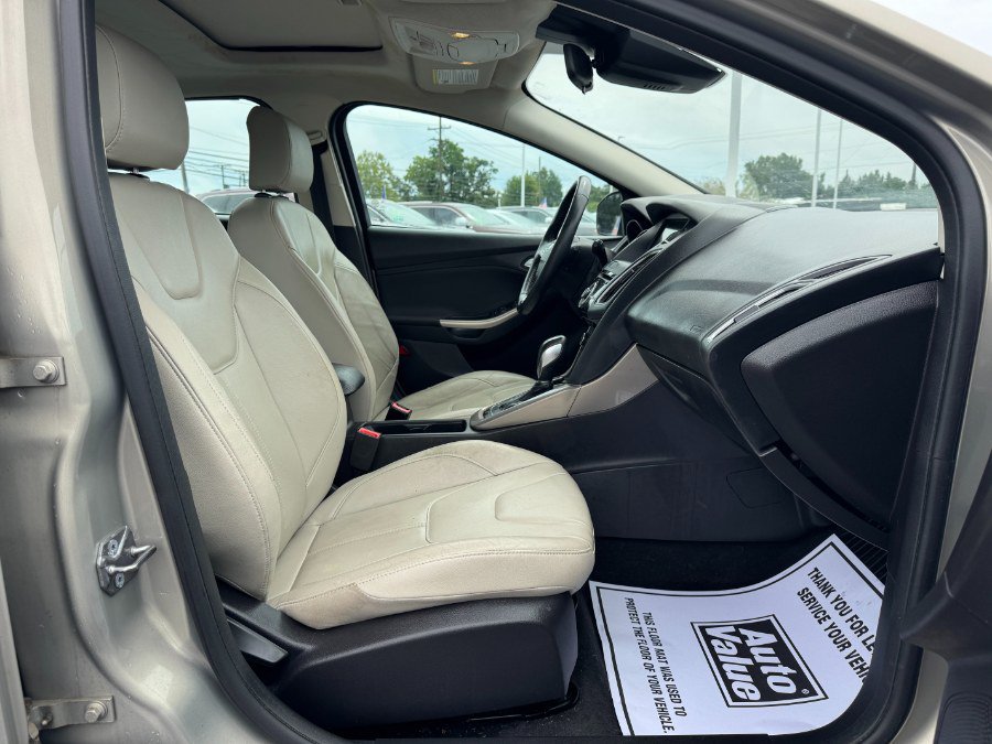 Used 2016 Ford Focus Titanium w/ Titanium Technology Package FWD image 19