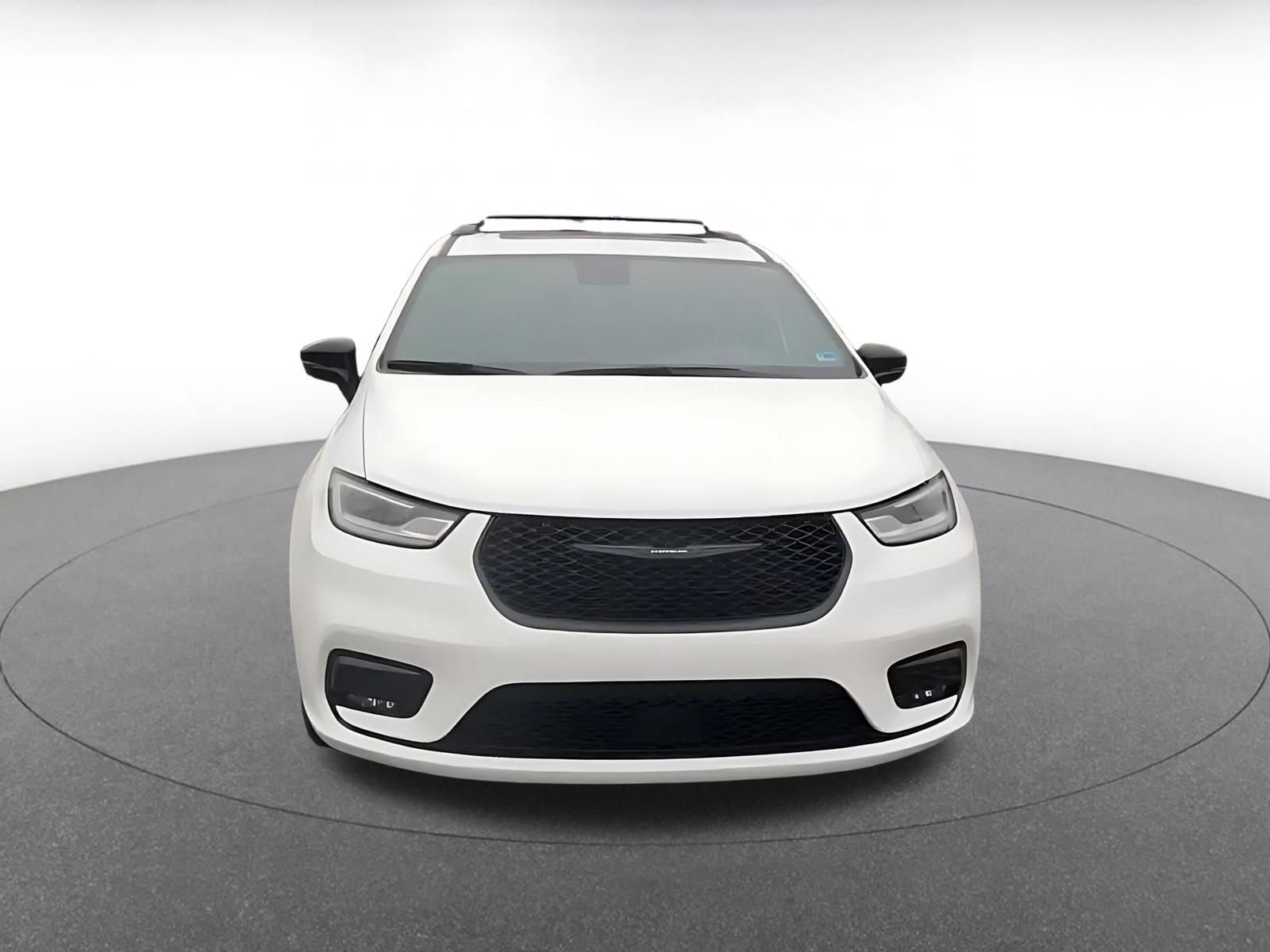 Used 2025 Chrysler Pacifica Limited FWD image 4