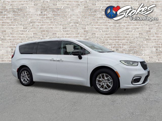 Used 2024 Chrysler Pacifica Touring-L FWD image 2