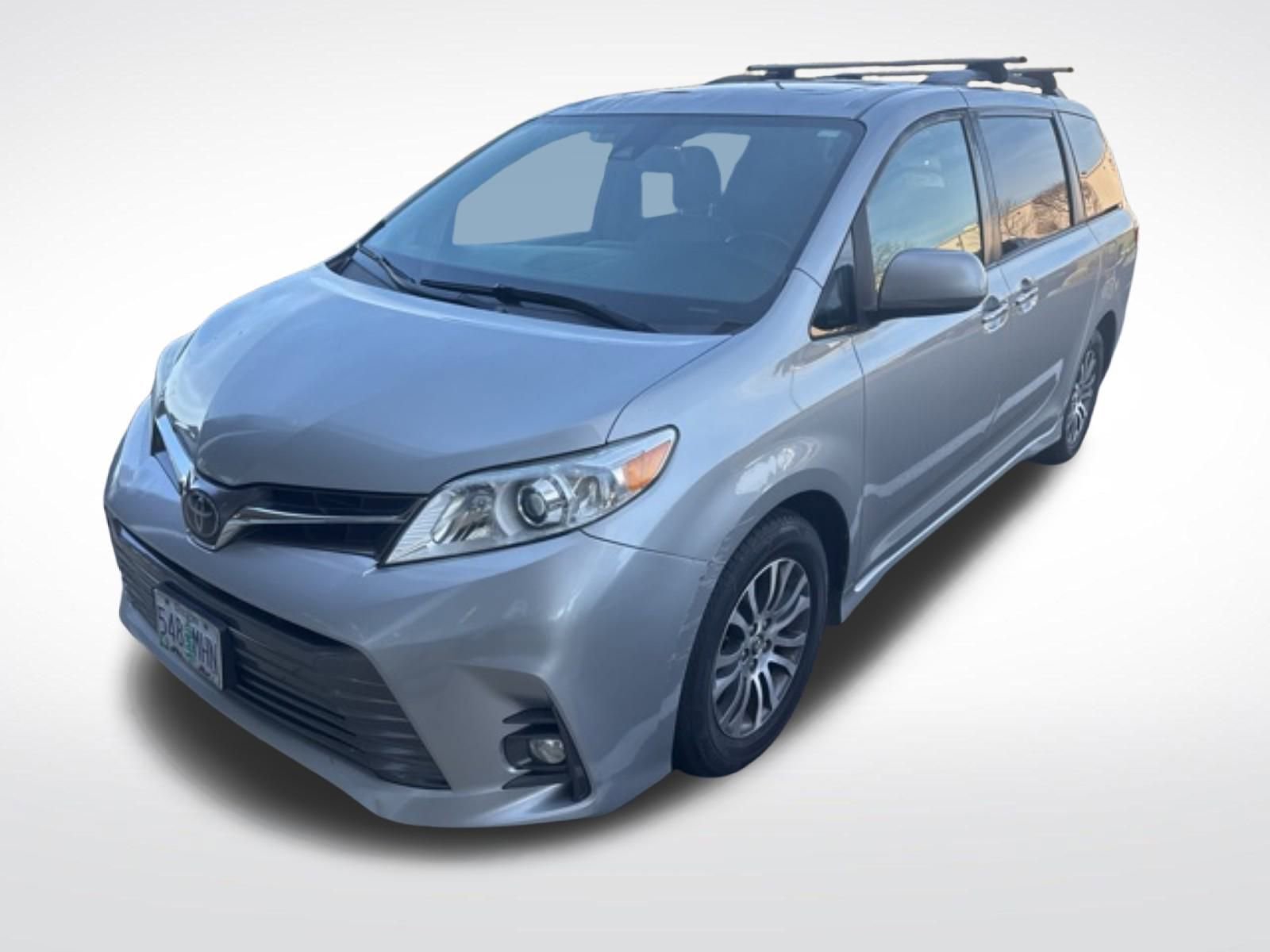Used 2019 Toyota Sienna XLE image 2