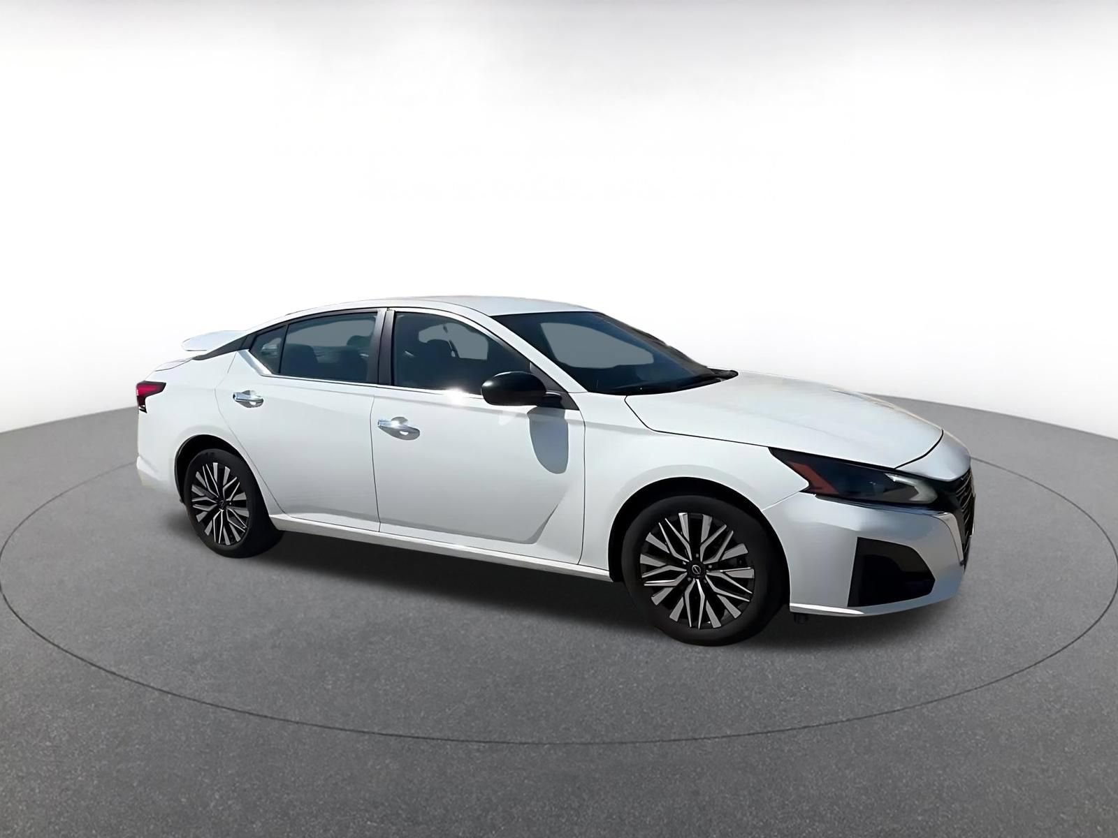 Used 2025 Nissan Altima 2.5 SV FWD image 2