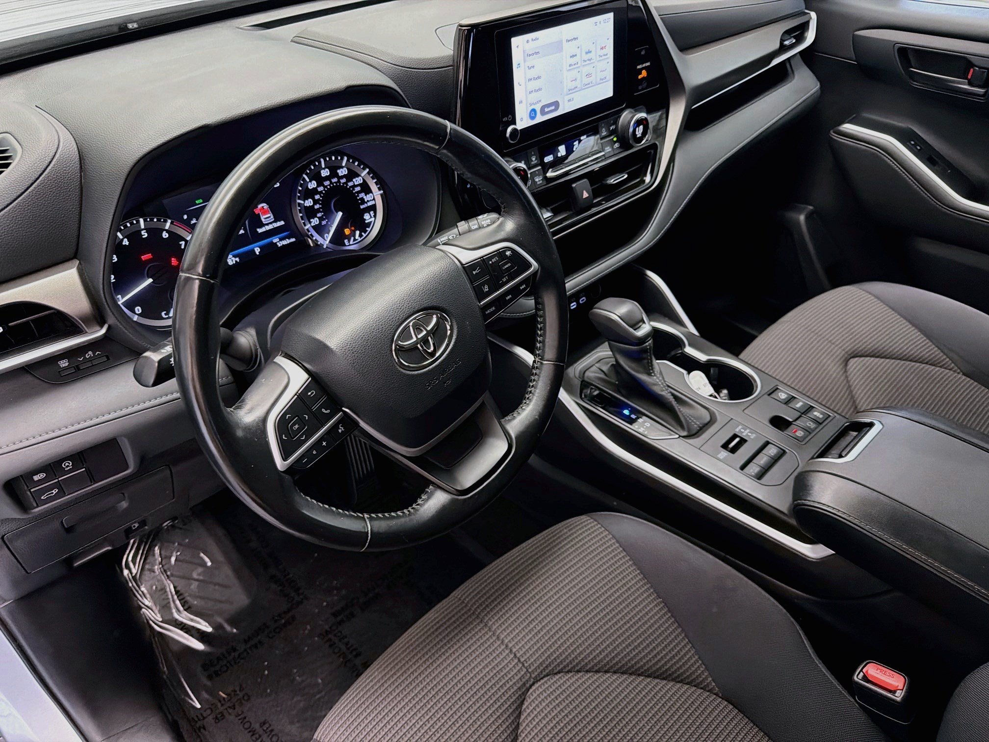 Used 2023 Toyota Highlander LE AWD/4WD image 7