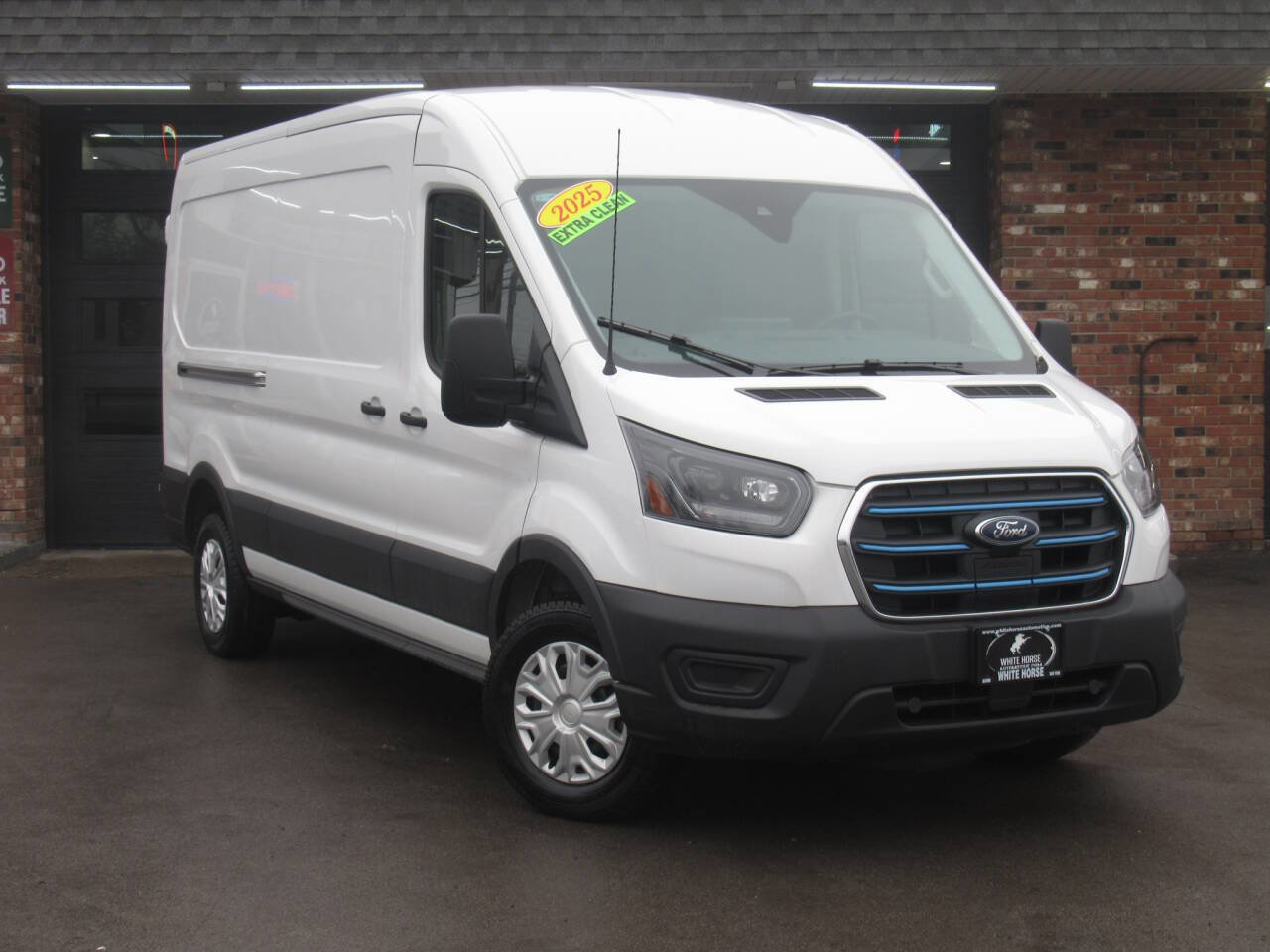 Used 2025 Ford E-Transit 148 Medium Roof image 2