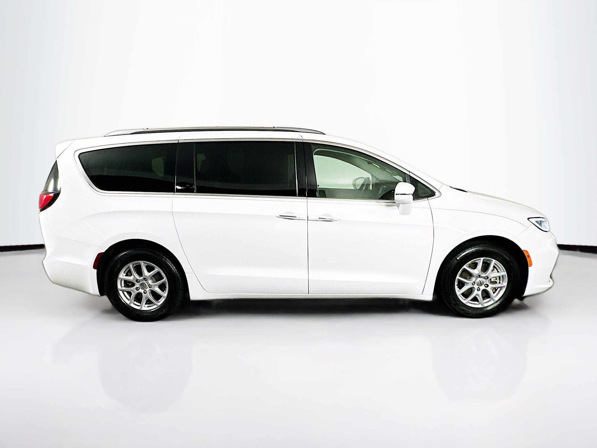 Used 2021 Chrysler Pacifica Touring-L image 10