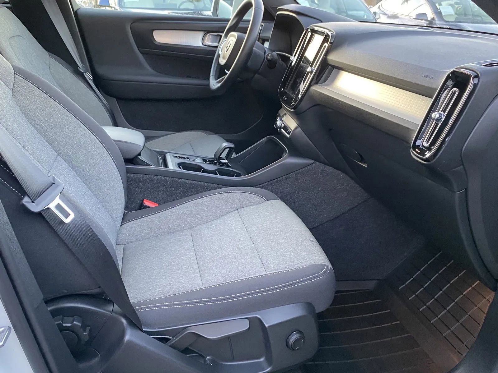 Used 2025 Volvo XC40 B5 Core image 6