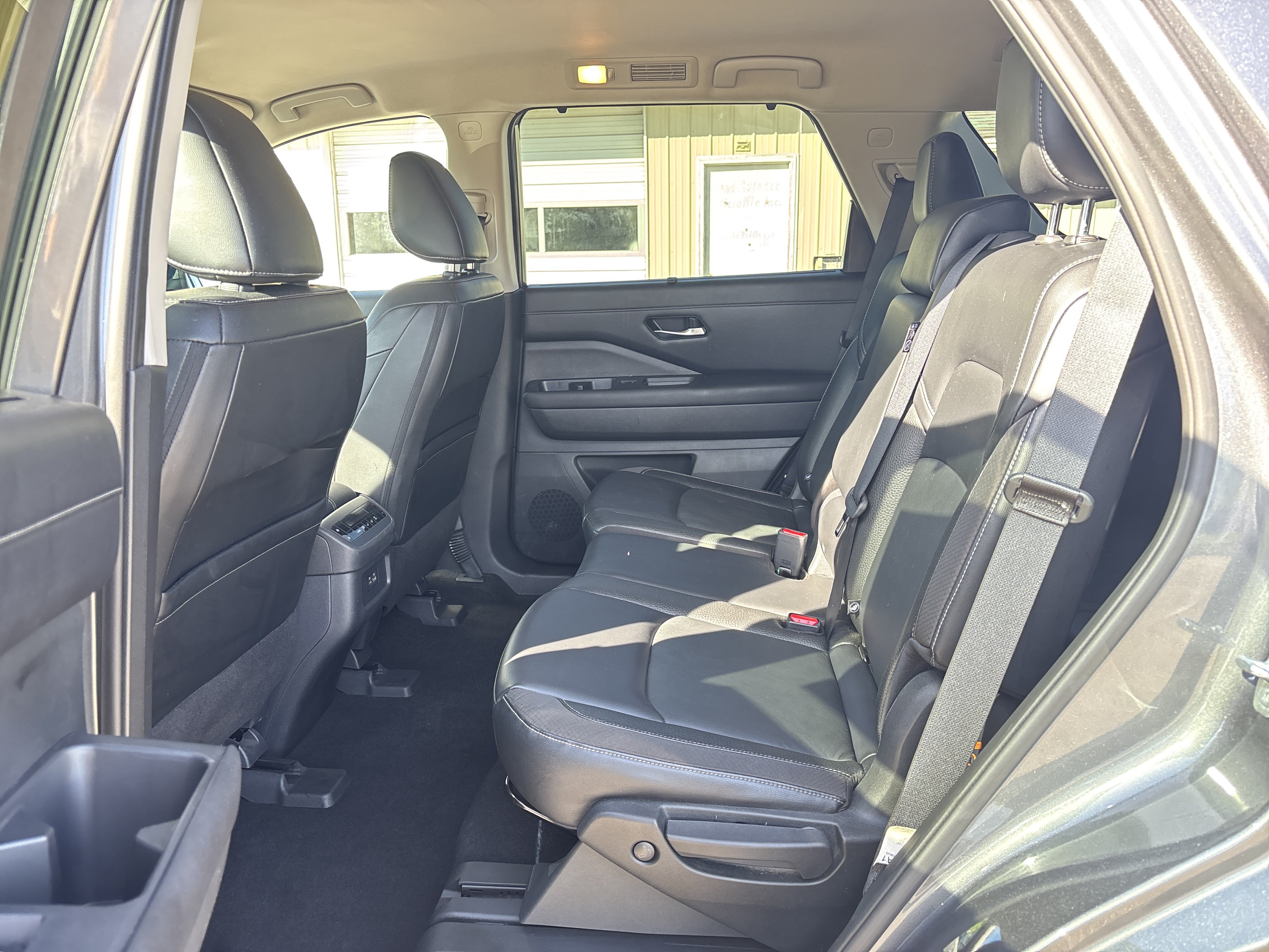 Used 2023 Nissan Pathfinder SL w/ Black Appearance Package AWD/4WD image 31