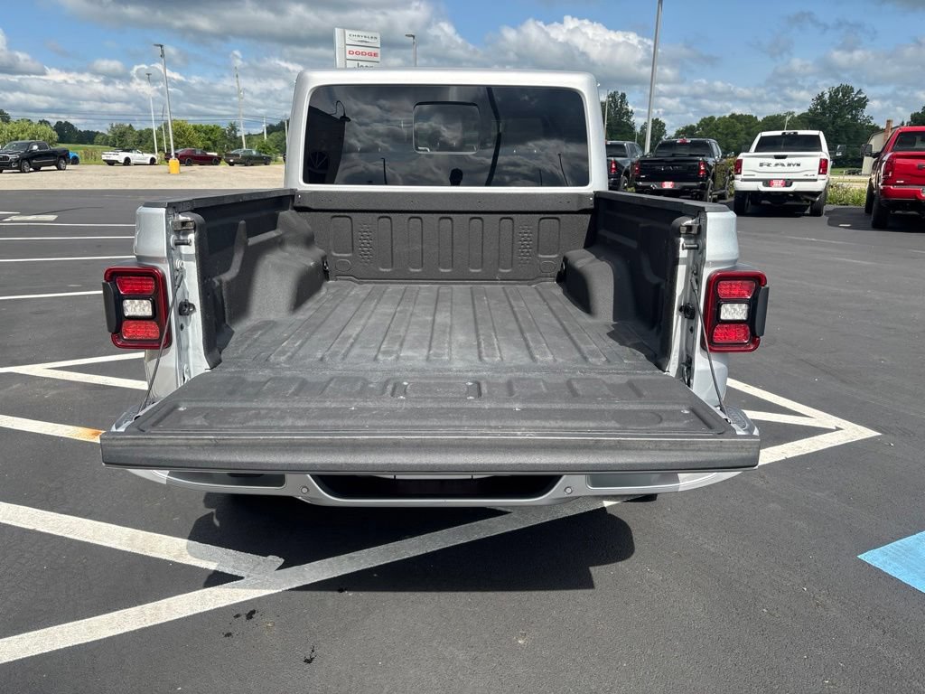 Used 2022 Jeep Gladiator Overland AWD/4WD image 9