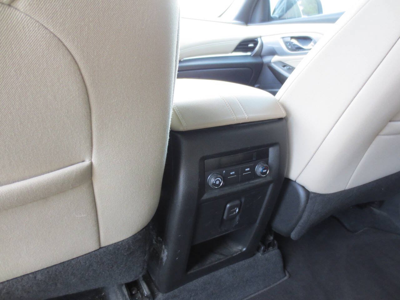 Used 2023 Chevrolet Traverse LS FWD image 15