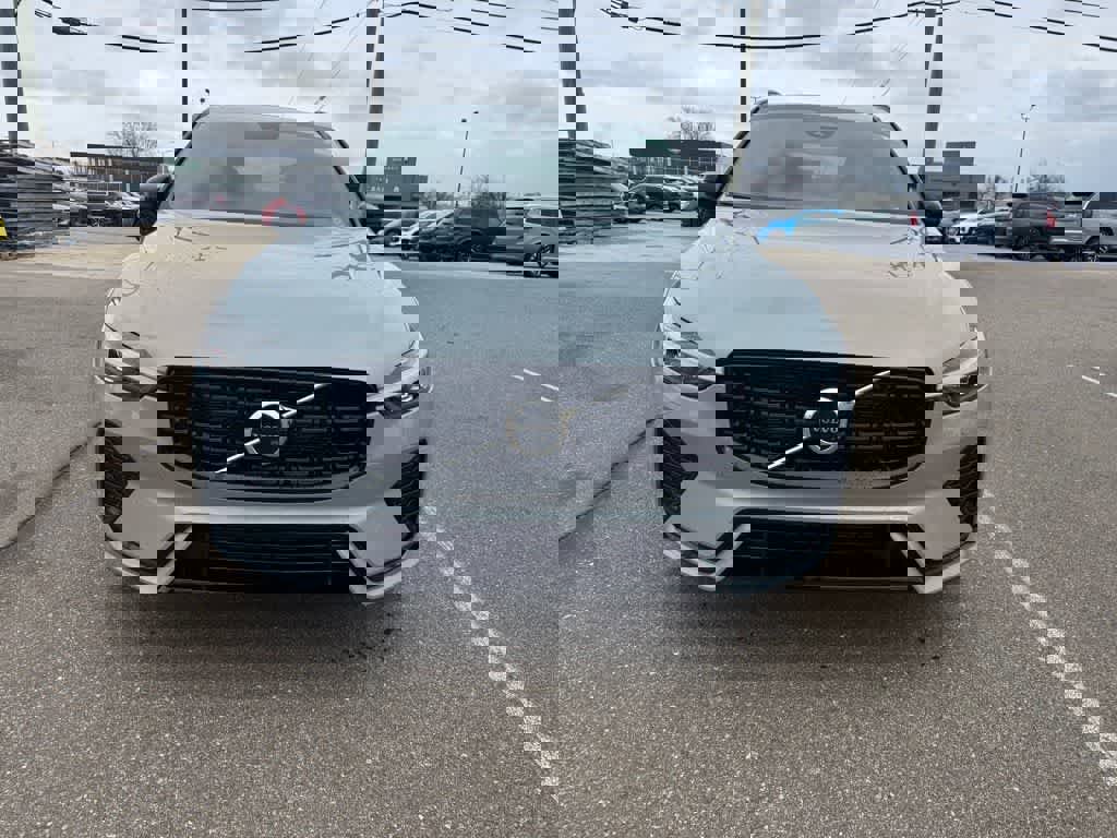 Used 2025 Volvo XC60 B5 Ultra image 2