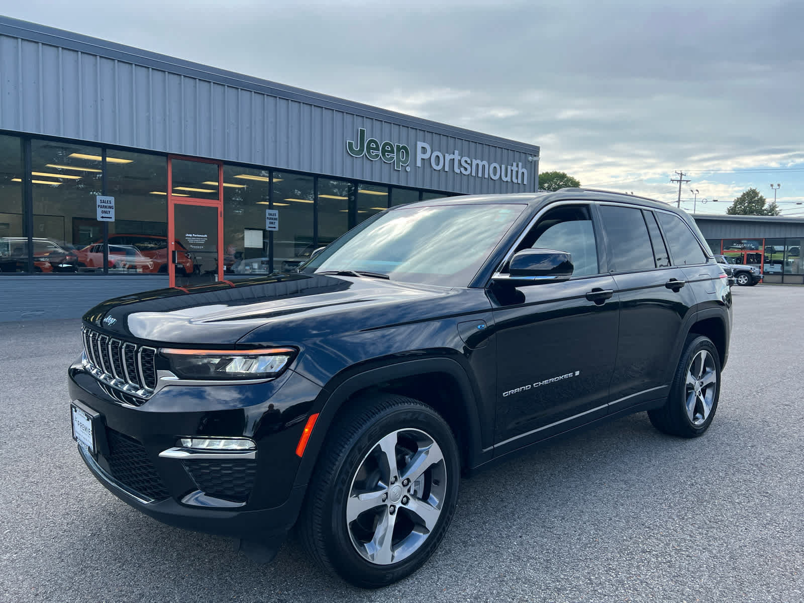 Used 2023 Jeep Grand Cherokee 4WD 4xe image 3