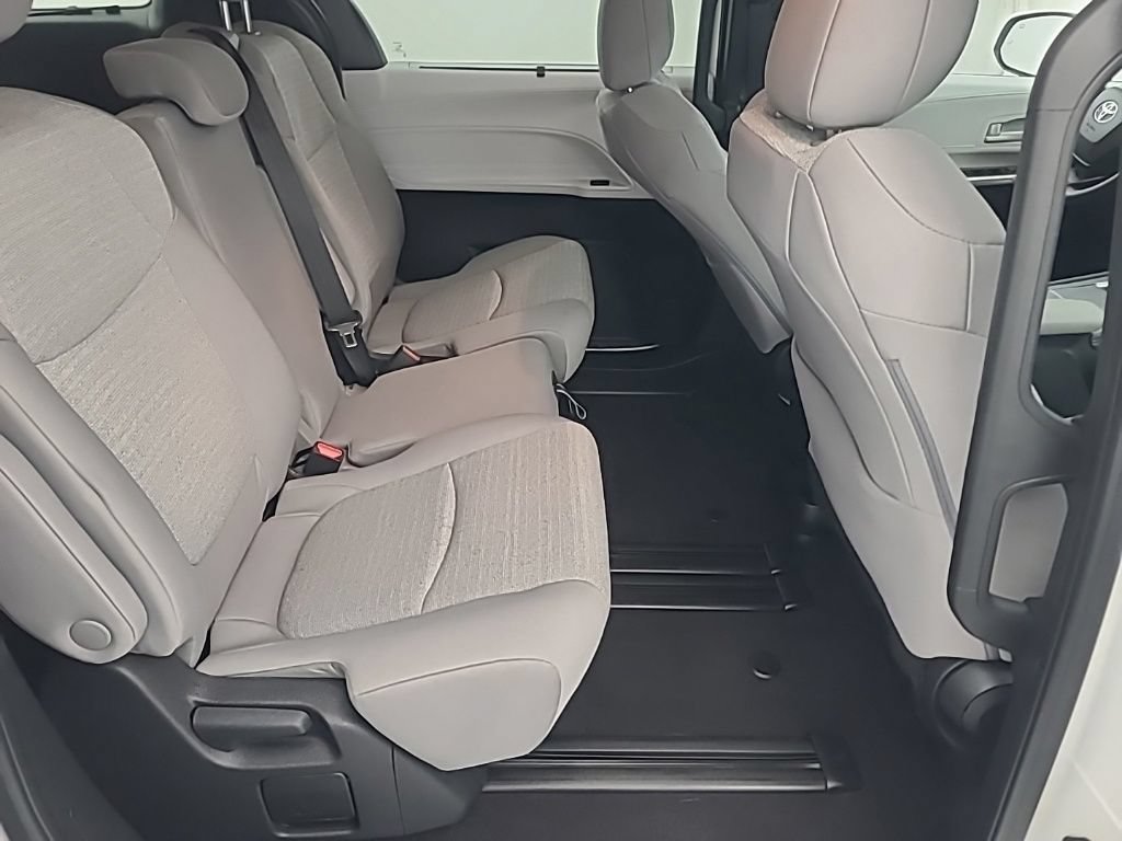 Used 2026 Toyota Sienna LE FWD image 17