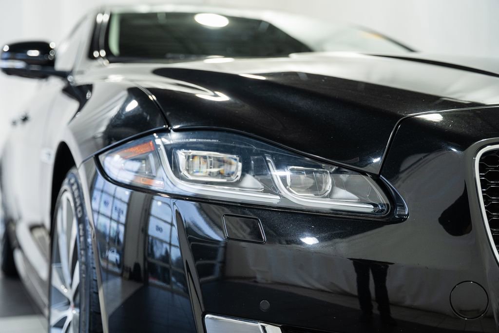 Used 2019 Jaguar XJ R-Sport image 15