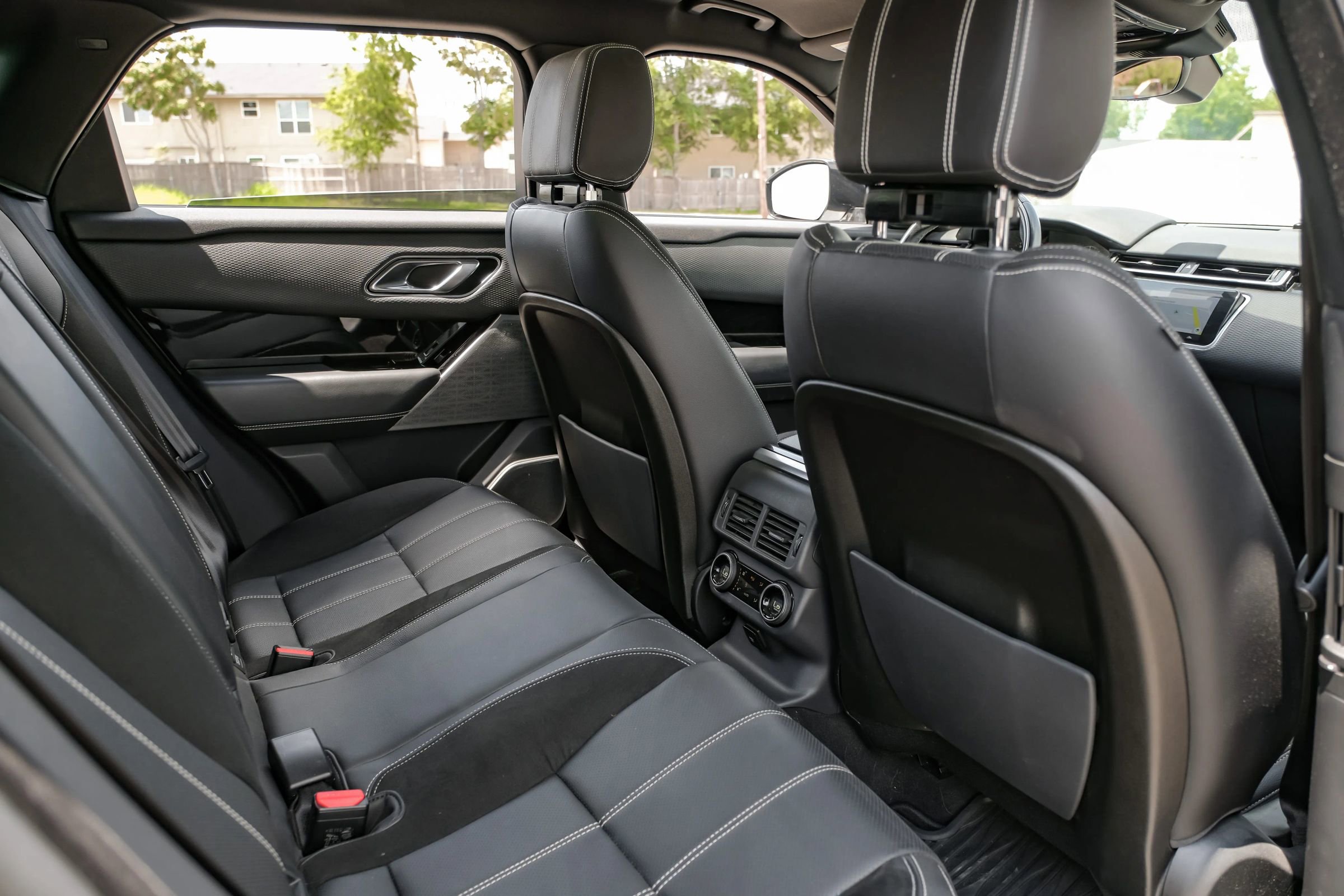 Used 2018 Land Rover Range Rover Velar R-Dynamic SE image 32