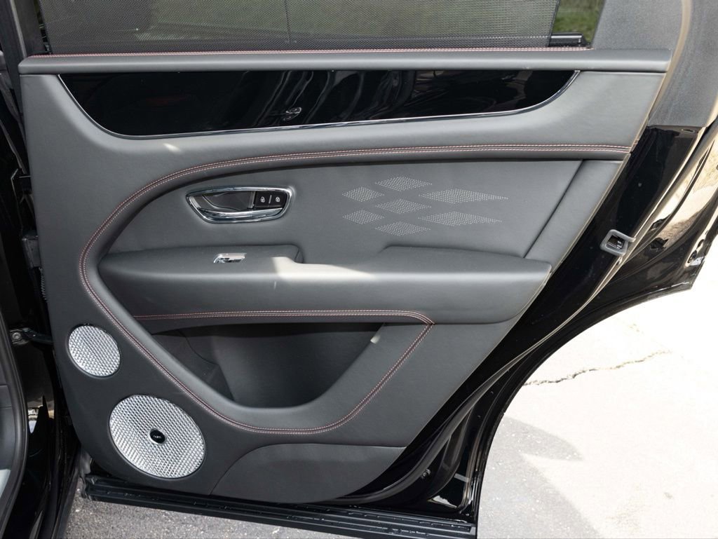 Used 2025 Bentley Bentayga V8 image 70