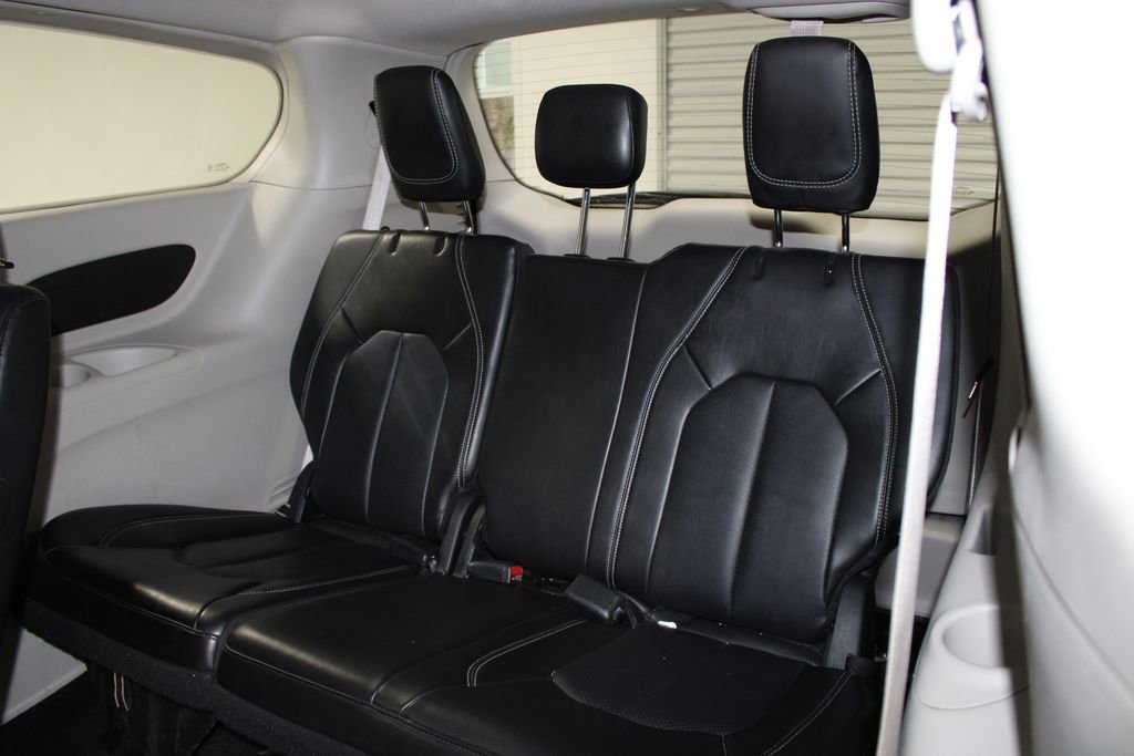 Used 2024 Chrysler Pacifica Touring-L FWD image 19