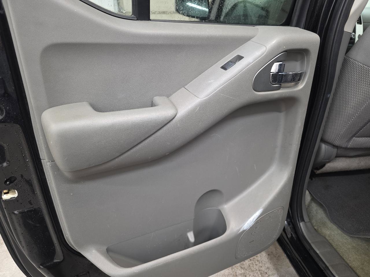 Used 2012 Nissan Frontier SV image 30