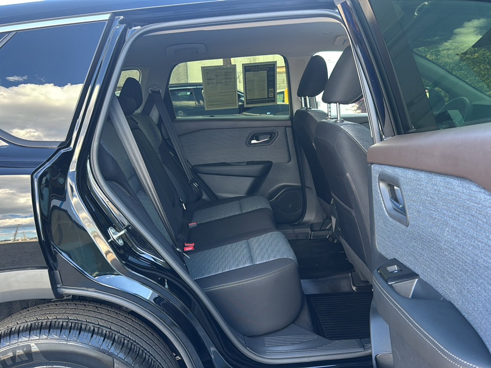 Used 2023 Nissan Rogue SV AWD/4WD image 19