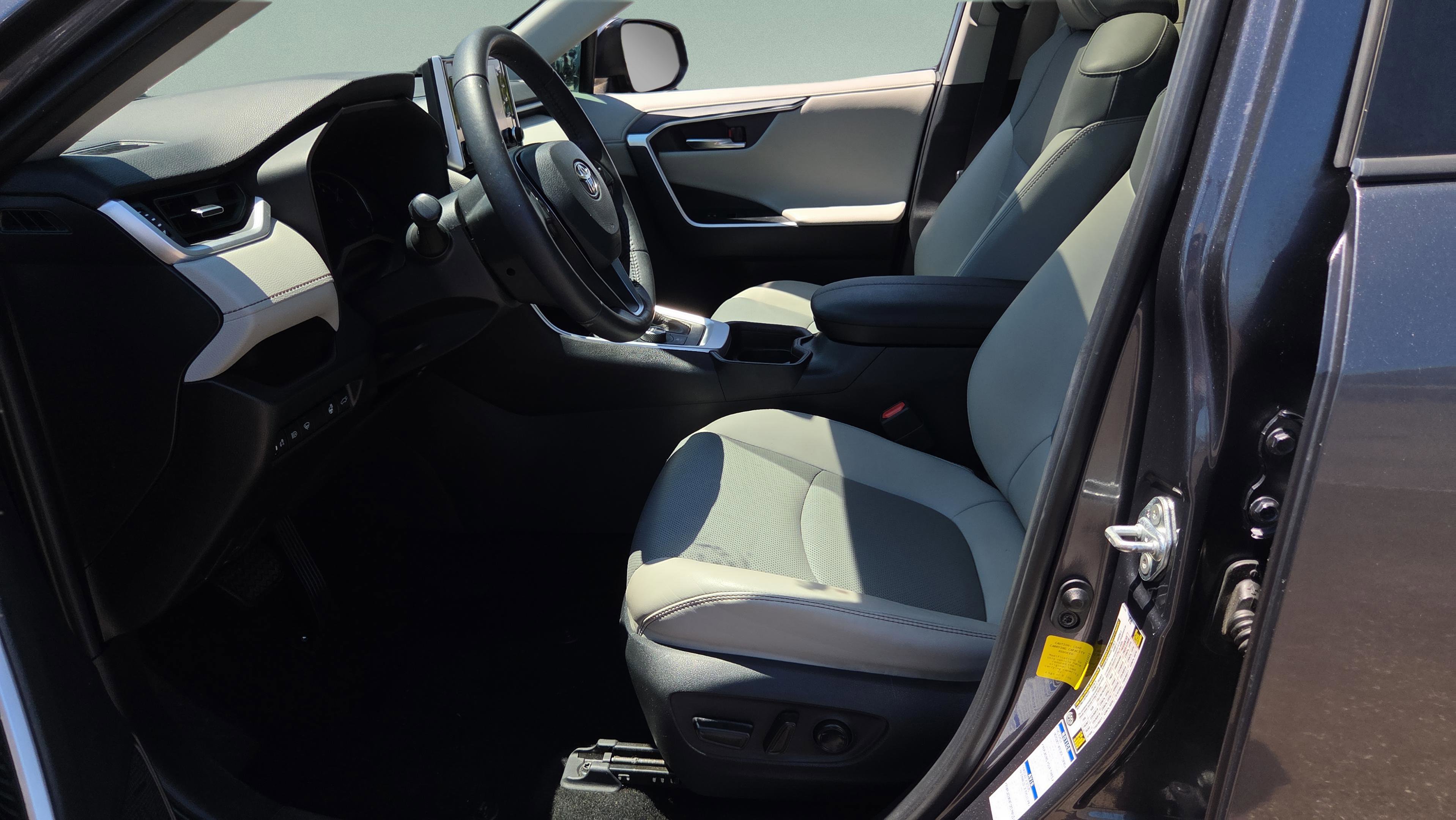 Used 2019 Toyota RAV4 Limited w/ Limited Grade Weather Package AWD/4WD image 9