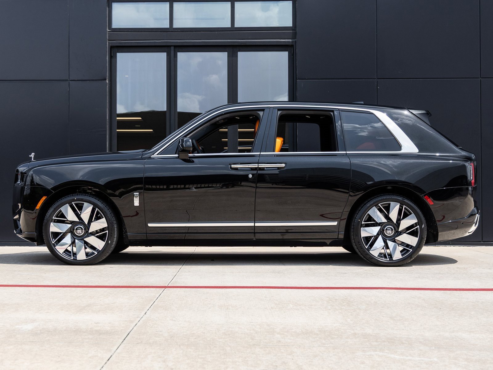 Used 2025 Rolls-Royce Cullinan image 3