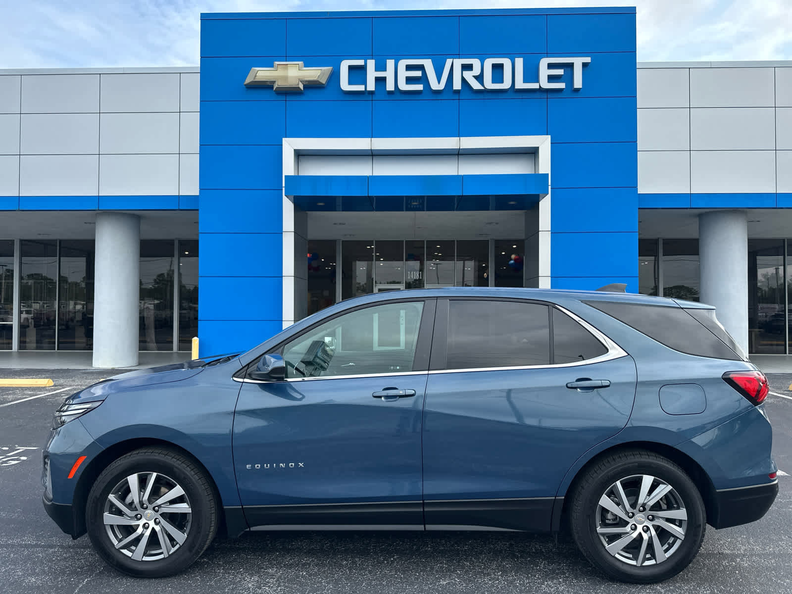 Used 2024 Chevrolet Equinox LT w/ LPO, Floor Liner Package FWD image 2