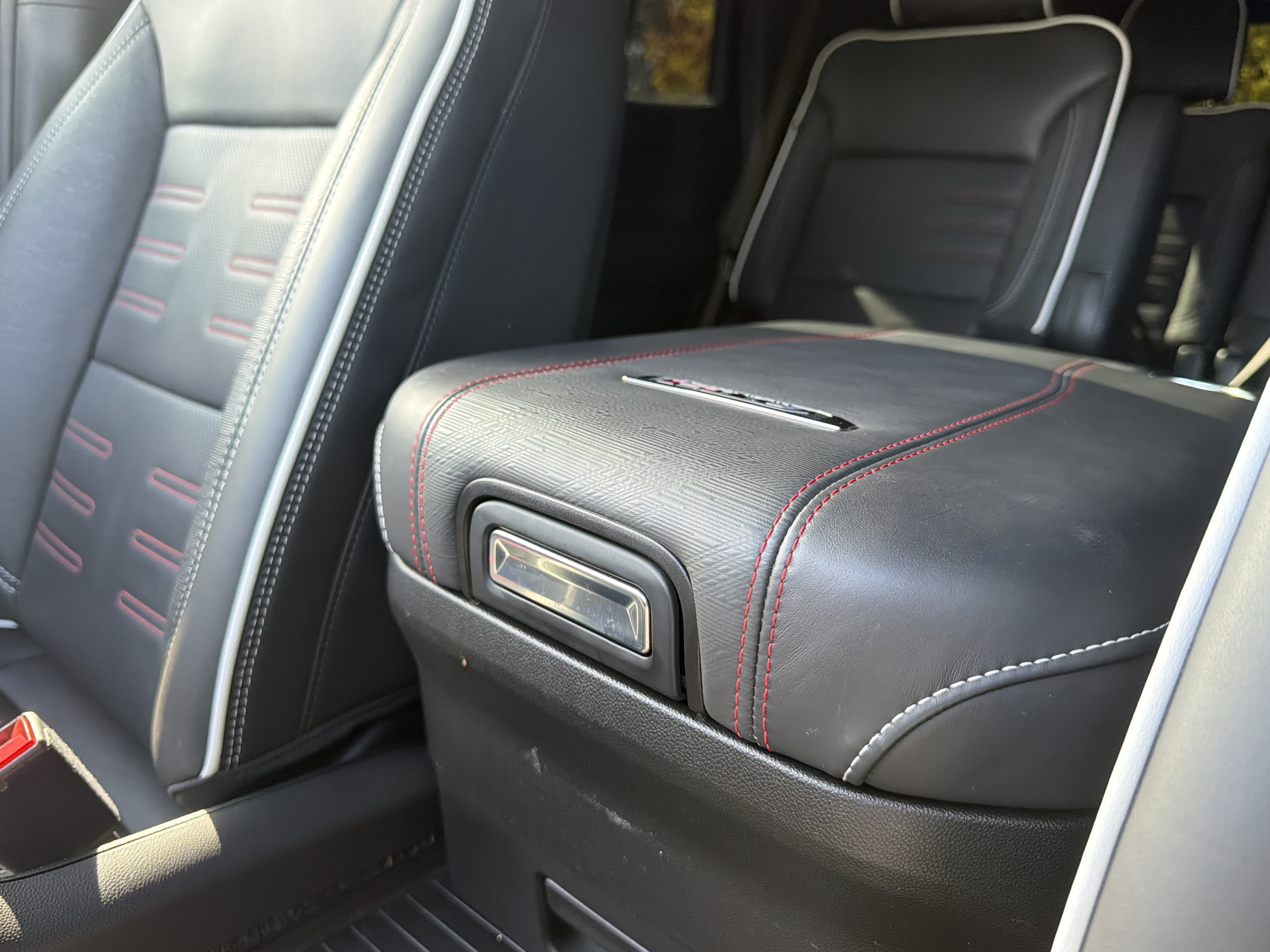 Used 2025 GMC Yukon AT4 Ultimate AWD/4WD image 41