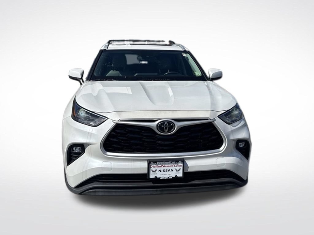Used 2022 Toyota Highlander XLE AWD/4WD image 2
