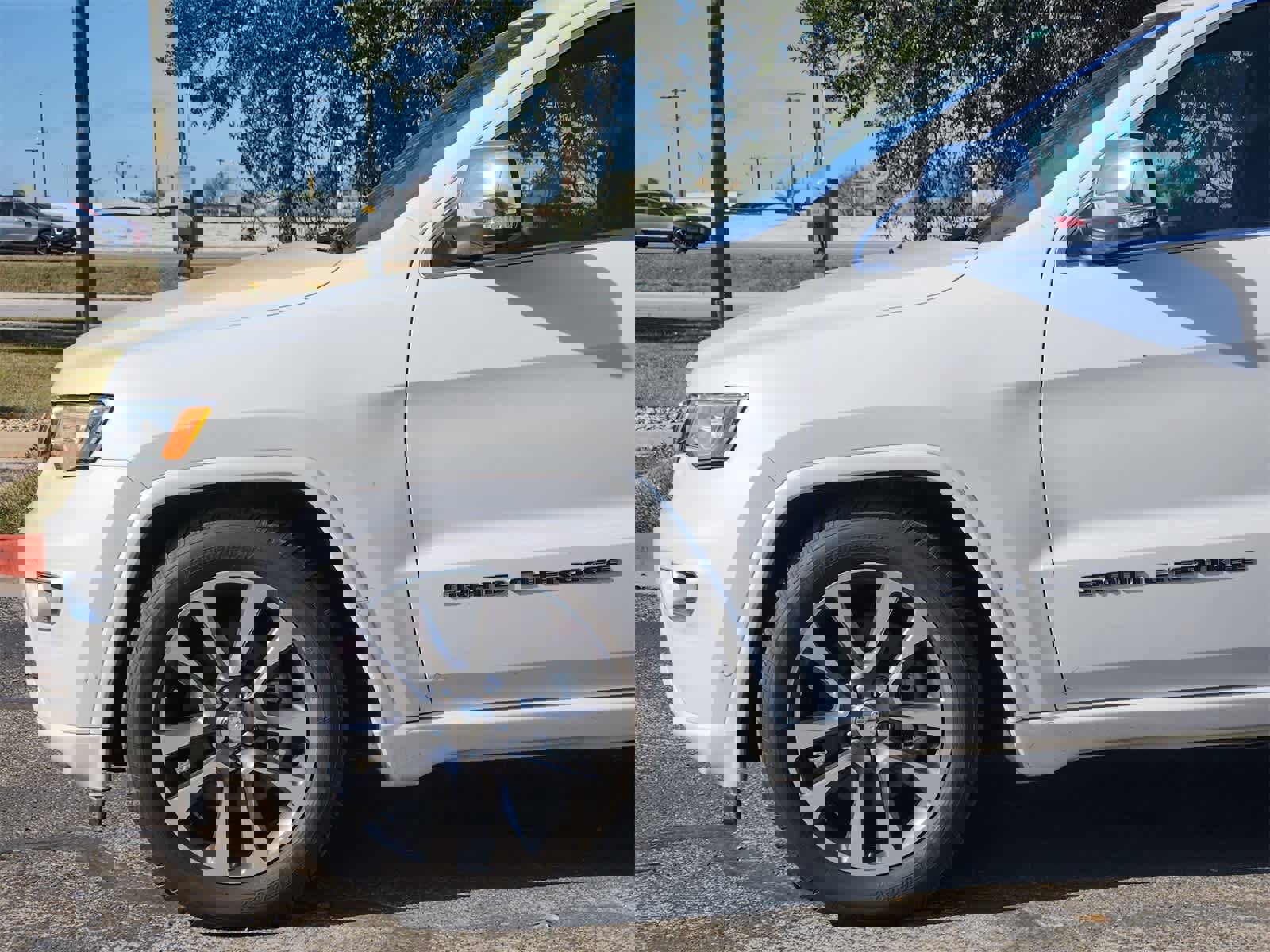 Used 2017 Jeep Grand Cherokee Overland w/ Jeep Active Safety Group image 8