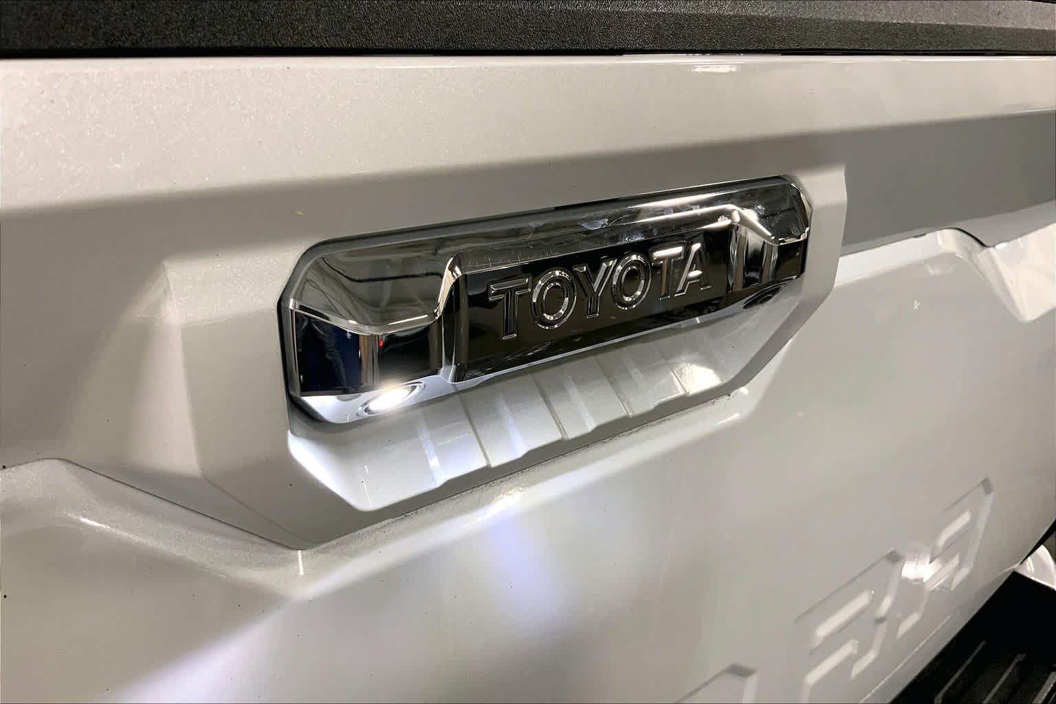 Used 2024 Toyota Tundra Limited AWD/4WD image 31