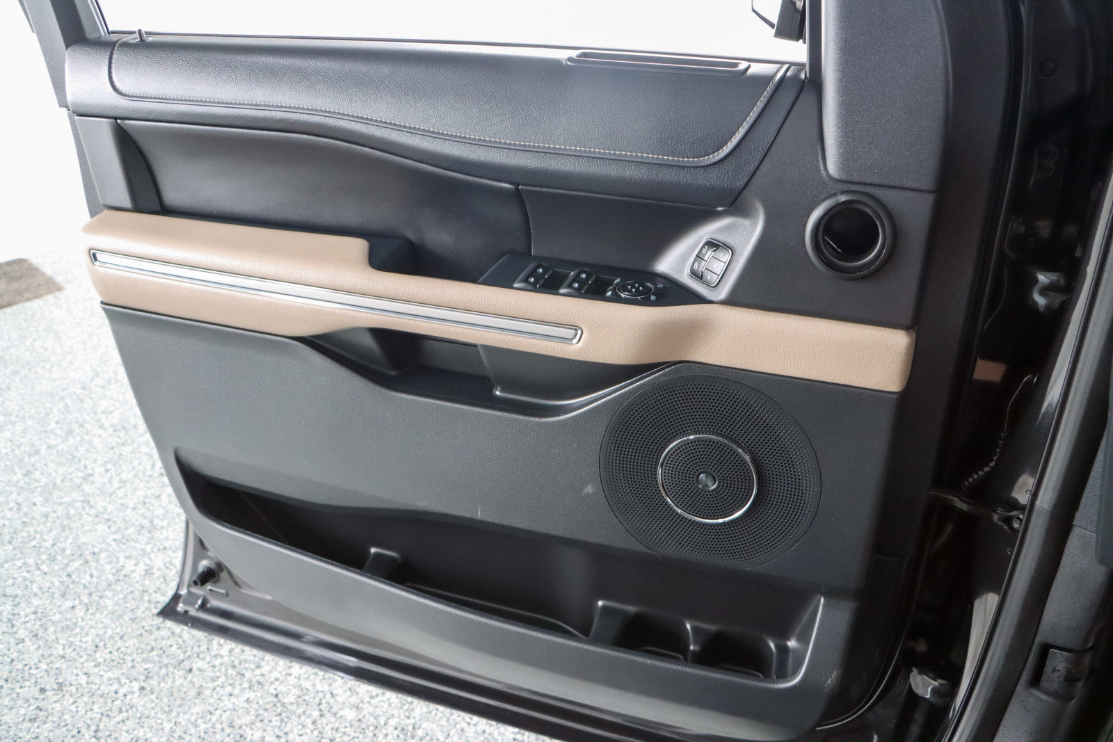 Used 2023 Ford Expedition Max Limited image 25